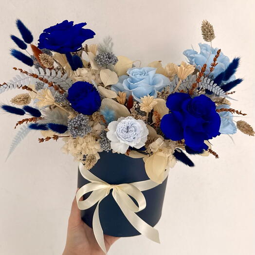 Композиция с голубыми и синими розами