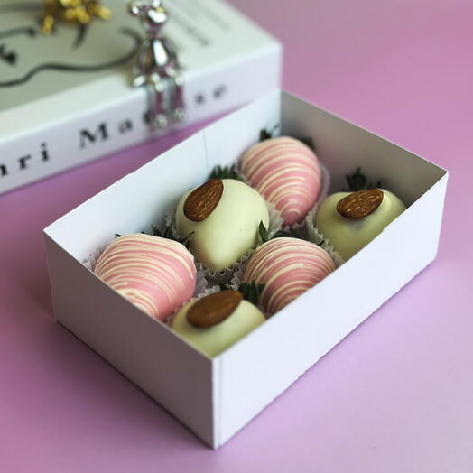 Клубника в белом и розовом шоколаде с миндалем 6 шт