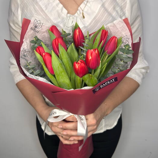 Монобукет из красных тюльпанов и эвкалипта