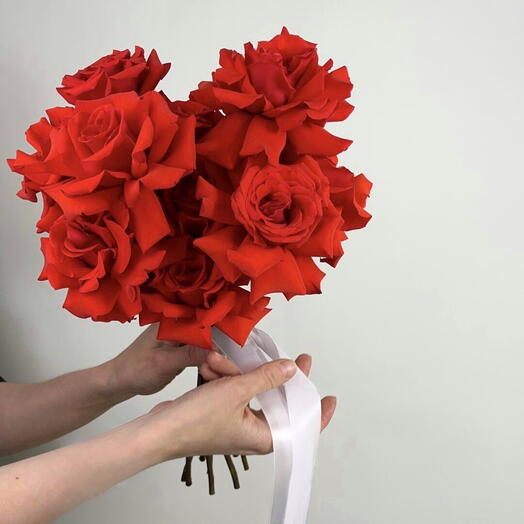 Букет невесты из 13 французских алых роз от XOFLOWERS