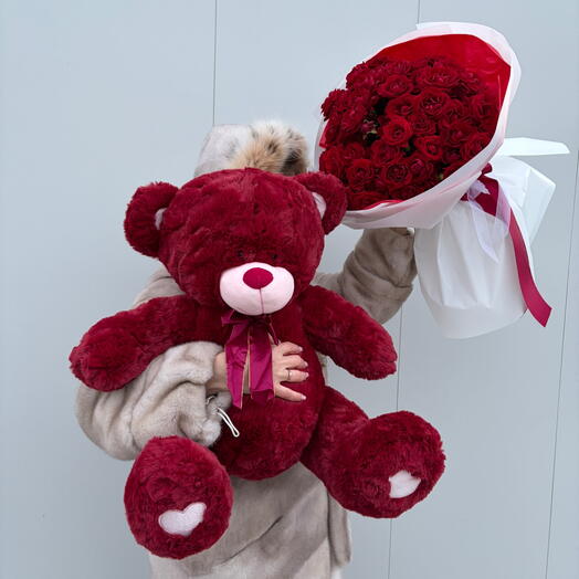 Ramo de rosas y oso de peluche rojo
