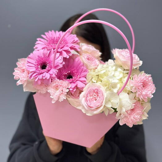 Нежная композиция в сумочке🌸/пионкустовая роза/Гербера/Доставка цветов в Уфе