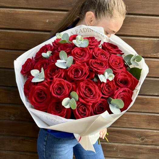 Красная роза Red Naomi с эвкалиптом 25