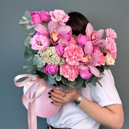 Цветочная коробка с розовой орхидеей