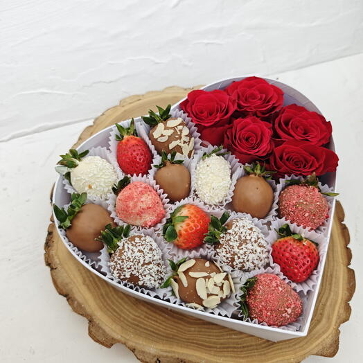 Клубника в шоколаде с розами
