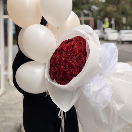 Букет роз с шарами 🎈