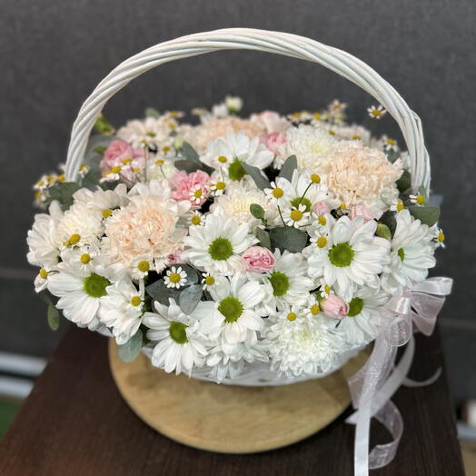 Корзина из стойких цветов