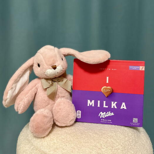 Плюшевая игрушка кролик с коробкой конфет милка на 8 марта