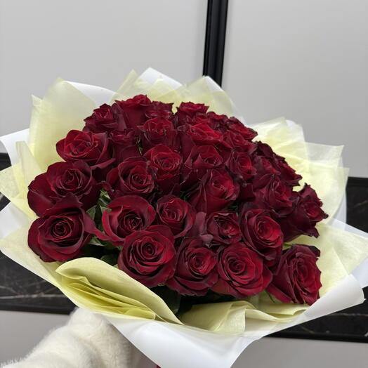35 бордовых роз