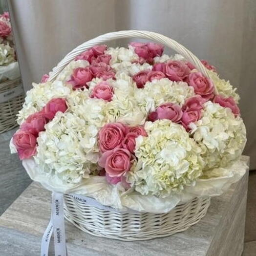 Корзина с гортензией и кустовой розой 🌸