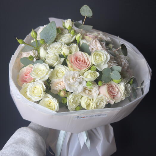 🌸 Delikatny romans: białe i jasnoróżowe róże gałązkowe z eukaliptusem