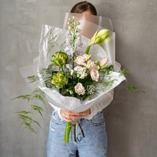 Букет с изысканным составом: амариллисом, дельфиниумом и сортовой розой вегги