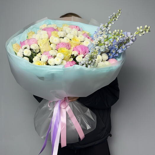 Букет из пионов, хризантем кустовых, Эквадорских роз, дельфиниума, хризантем кустовых