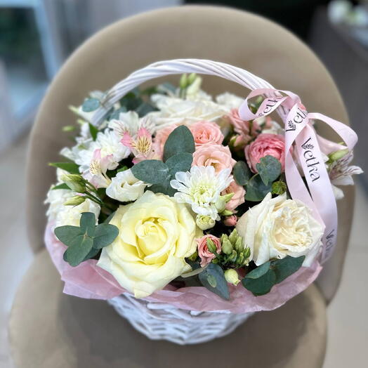 Корзина с цветами микс: розы, эвкалипт, кустовая роза, одноголовая роза