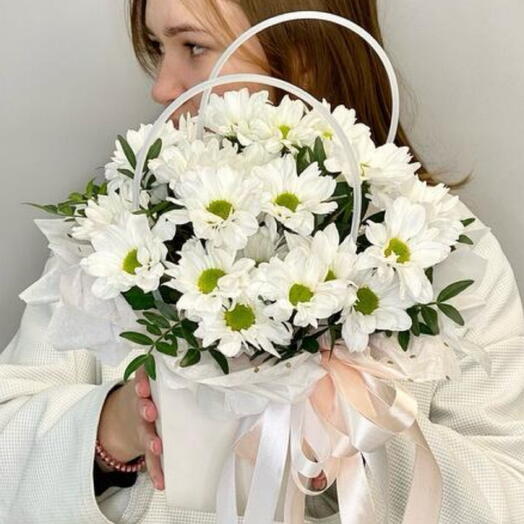 Шляпная коробка с белыми кустовыми хризантемами