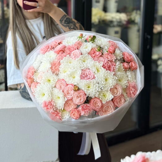 Роскошный букет из пионовидных кустовых роз и хризантем