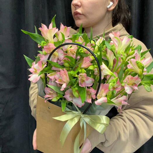 Композиция из альстромерий