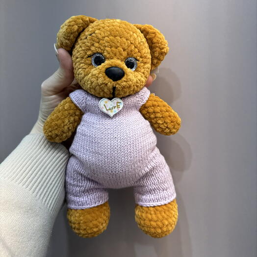 Вязанная игрушка мишка в комбинезоне