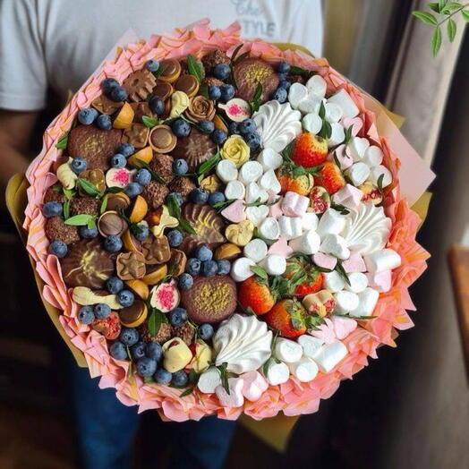 Съедобный сладкий букет с клубникой и зефиром