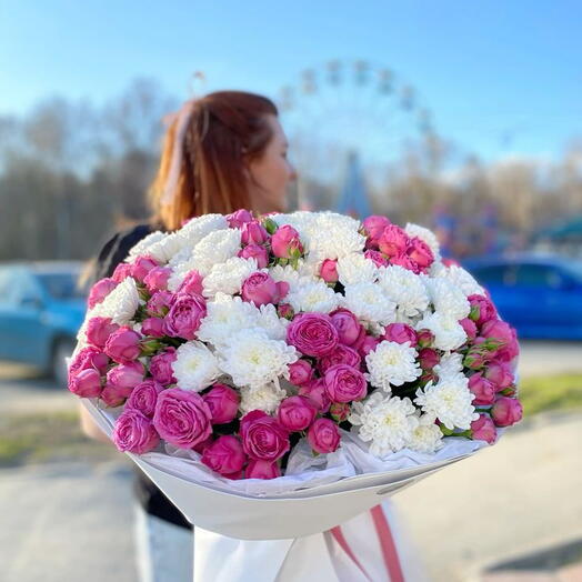 Букет из кустовые роз и хризантем
