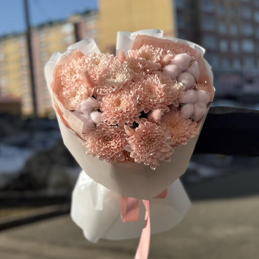 Авторский букет: персиковая хризантема, натуральный хлопок, лагурус