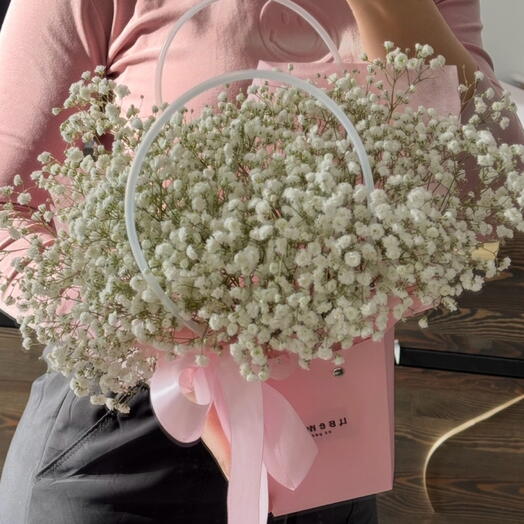 Белая гипсафила в розовой сумочке