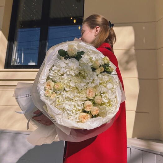 Авторский букет с белыми гортензиями и кустовыми розами