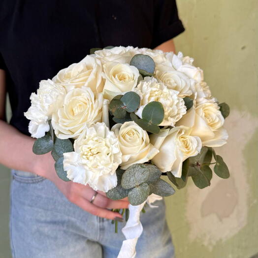 Букет невесты: 9 белых роз и 6 диантусов Н22