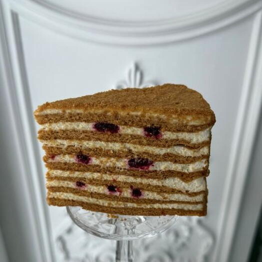 Торт Медовик с брусникой кусочек
