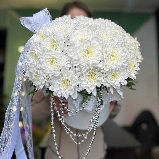 Композиция из белых кустовых хризантем ( сорт Алтай ) в белой коробке