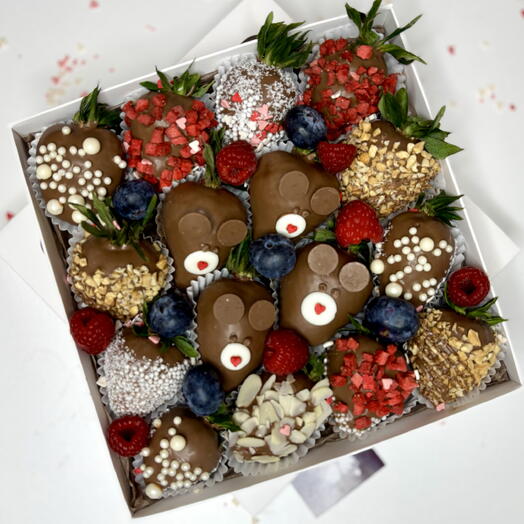 Клубника в шоколаде с ягодами и мишками 16 штук