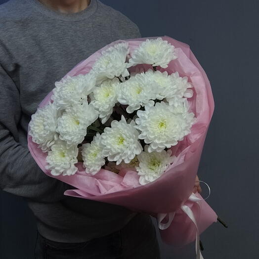 Кустовые хризантемы | Букет из белых кустовых хризантем сорта Балтика в розовом оформлении
