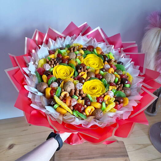 Яркий букет из сухофруктов с розами манго