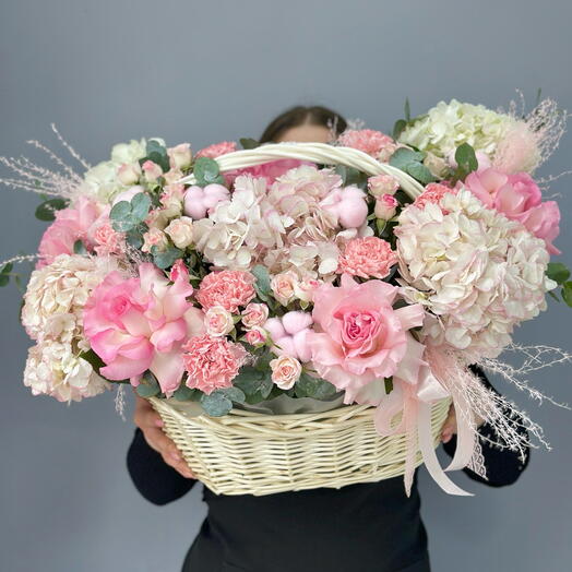 Шикарная нежная корзина с гортензией и розами «Пудровая линия» 🌸