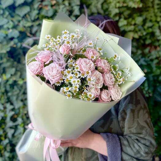 Букет пионовидных роз с маленькой ромашкой и воздушным ковылем🌸