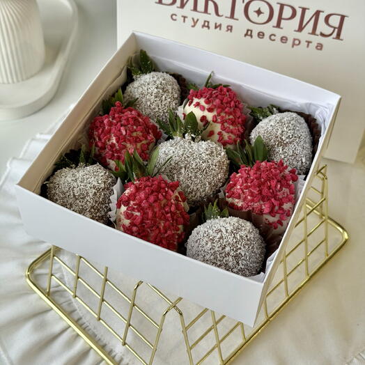 Клубника в шоколаде с кокосом и малиной