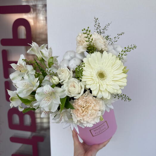 Белые цветы в коробке 🌼