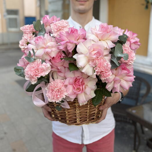 Милая корзинка с розами, диантусами