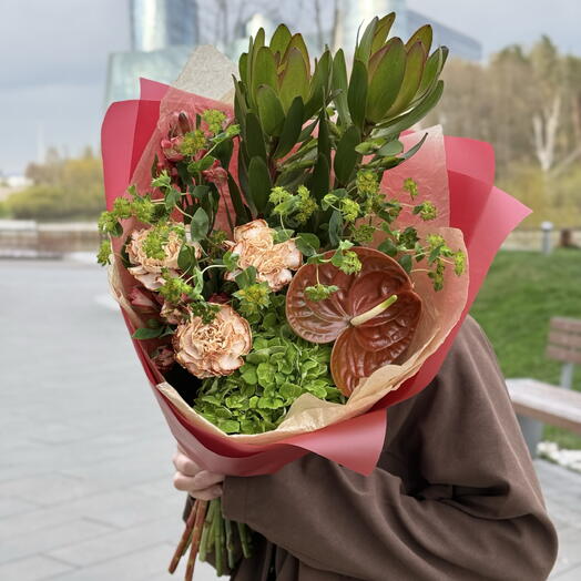 Букет экзотический с гортензие, антуриумом и леукодендроном