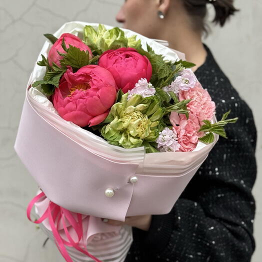 Круглый летний букет из ПИОНОВ И ВЕТОК МАЛИНЫ