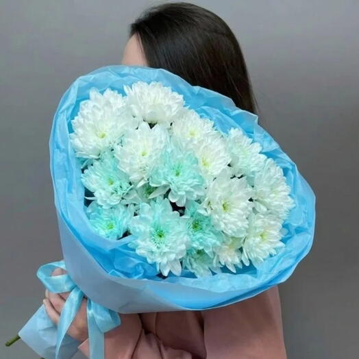 Букет из голубых хризантем