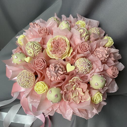 🎀 Нежная композиция из клубники в шоколаде, шоколадных цветов и сердечек в розовой коробке