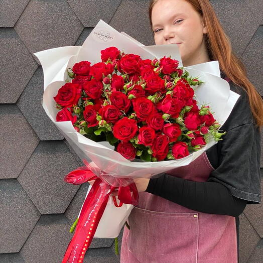 Кустовые розы пионовидные красные 5 веток/красные розы в стильной упаковке