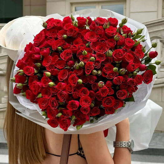 Роскошный букет из красных кустовых роз