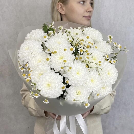 Объемный летний букет с белой хризантемой и ромашками