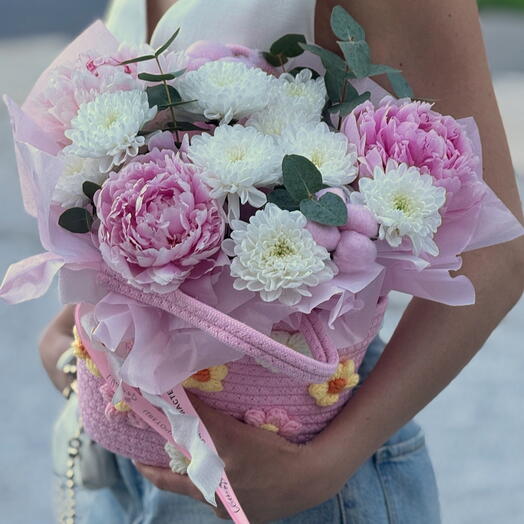 Яркая корзинка с сезонными пионами 💓