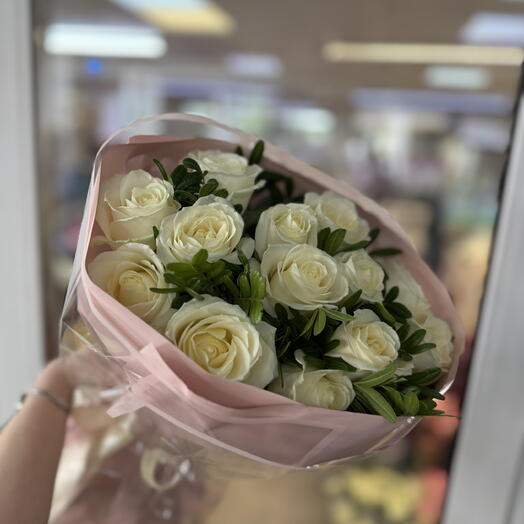 Букет из 13 роз с зеленью