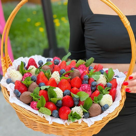 Клубника в шоколаде в корзине вкусно