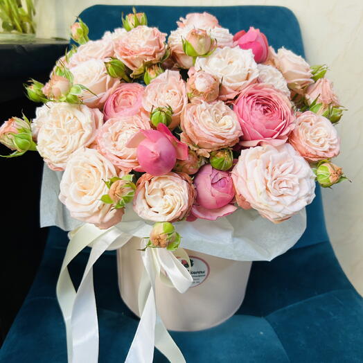 Пионовидные кустовые розы в шляпной коробке25*25