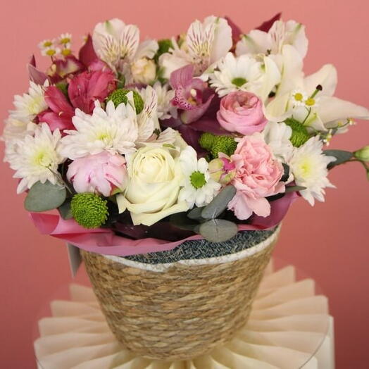 Композиция в плетенной корзине (BOX 121)